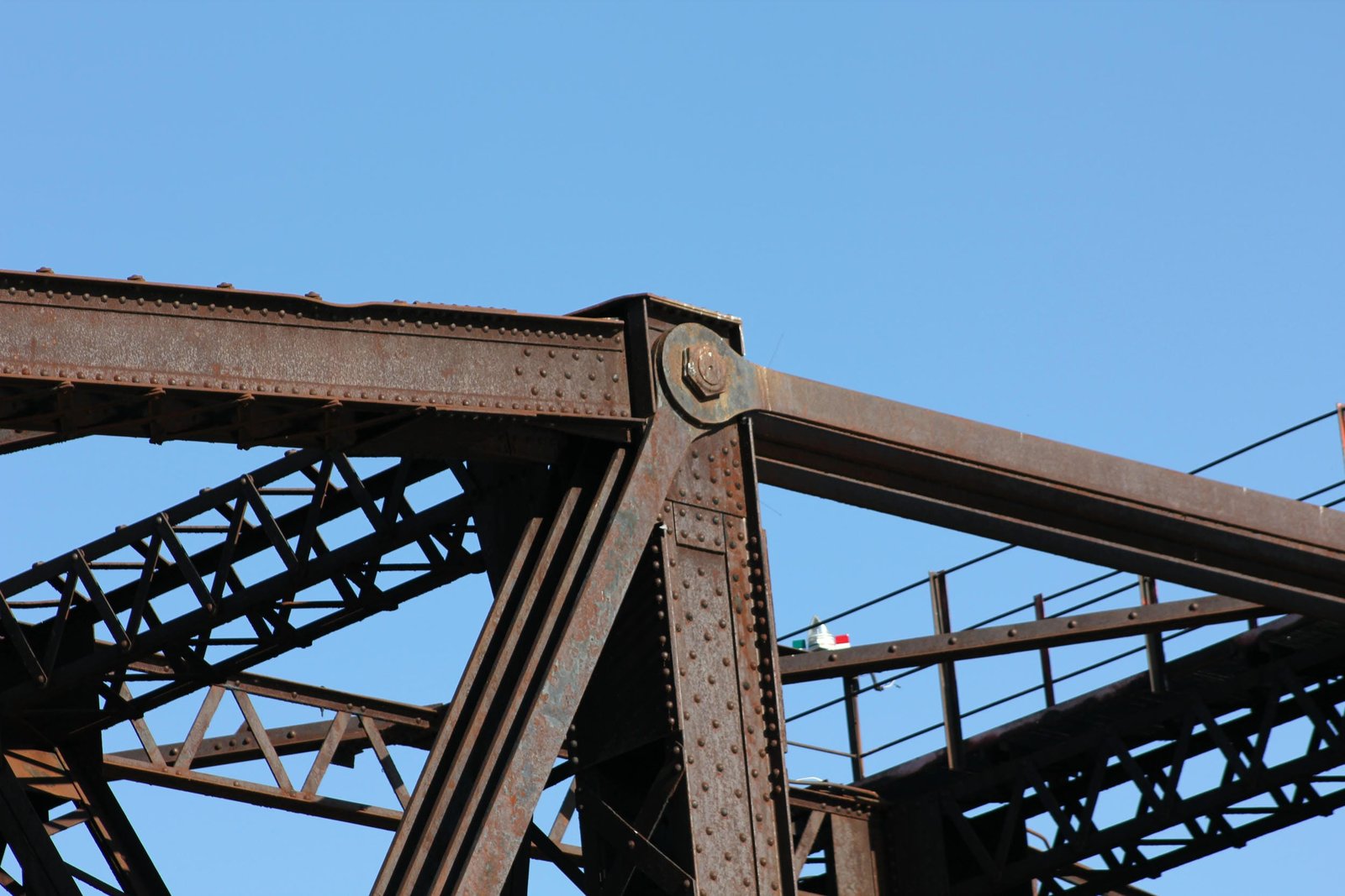 Upper connection at center of bridge